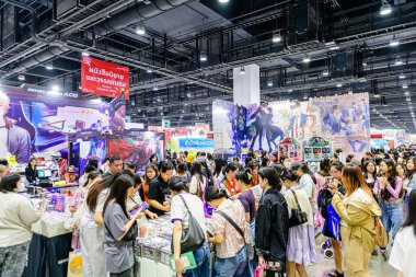 2025 yılında QSNCC 'de düzenlenen Kitap Fuarı' nda yerel halk ve ziyaretçiler alışveriş yapmaktan ve her türlü etkinliğe katılmaktan zevk alır. Bangkok, Tayland. - 13 Ekim 2025.