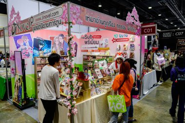 2025 yılında QSNCC 'de düzenlenen Kitap Fuarı' nda yerel halk ve ziyaretçiler alışveriş yapmaktan ve her türlü etkinliğe katılmaktan zevk alır. Bangkok, Tayland. - 13 Ekim 2025.