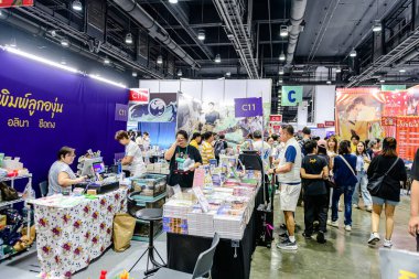 2025 yılında QSNCC 'de düzenlenen Kitap Fuarı' nda yerel halk ve ziyaretçiler alışveriş yapmaktan ve her türlü etkinliğe katılmaktan zevk alır. Bangkok, Tayland. - 13 Ekim 2025.