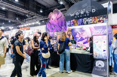 2025 yılında QSNCC 'de düzenlenen Kitap Fuarı' nda yerel halk ve ziyaretçiler alışveriş yapmaktan ve her türlü etkinliğe katılmaktan zevk alır. Bangkok, Tayland. - 13 Ekim 2025.