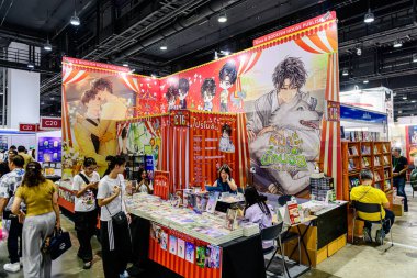 2025 yılında QSNCC 'de düzenlenen Kitap Fuarı' nda yerel halk ve ziyaretçiler alışveriş yapmaktan ve her türlü etkinliğe katılmaktan zevk alır. Bangkok, Tayland. - 13 Ekim 2025.