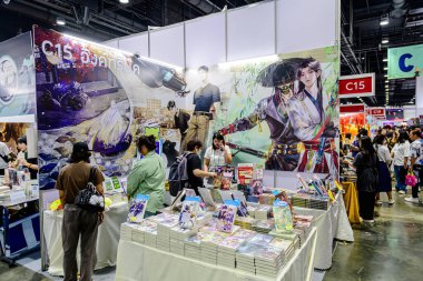2025 yılında QSNCC 'de düzenlenen Kitap Fuarı' nda yerel halk ve ziyaretçiler alışveriş yapmaktan ve her türlü etkinliğe katılmaktan zevk alır. Bangkok, Tayland. - 13 Ekim 2025.