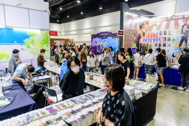 2025 yılında QSNCC 'de düzenlenen Kitap Fuarı' nda yerel halk ve ziyaretçiler alışveriş yapmaktan ve her türlü etkinliğe katılmaktan zevk alır. Bangkok, Tayland. - 13 Ekim 2025.