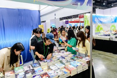 2025 yılında QSNCC 'de düzenlenen Kitap Fuarı' nda yerel halk ve ziyaretçiler alışveriş yapmaktan ve her türlü etkinliğe katılmaktan zevk alır. Bangkok, Tayland. - 13 Ekim 2025.