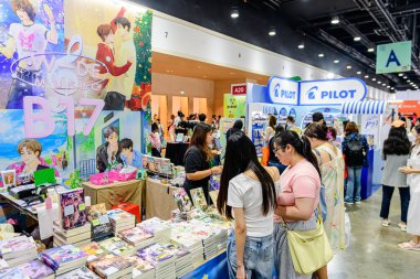 2025 yılında QSNCC 'de düzenlenen Kitap Fuarı' nda yerel halk ve ziyaretçiler alışveriş yapmaktan ve her türlü etkinliğe katılmaktan zevk alır. Bangkok, Tayland. - 13 Ekim 2025.