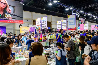 2025 yılında QSNCC 'de düzenlenen Kitap Fuarı' nda yerel halk ve ziyaretçiler alışveriş yapmaktan ve her türlü etkinliğe katılmaktan zevk alır. Bangkok, Tayland. - 13 Ekim 2025.