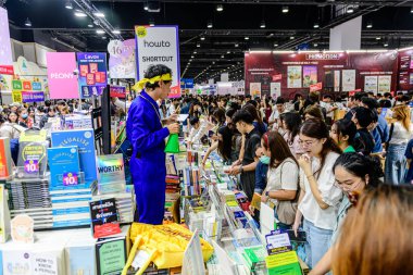 2025 yılında QSNCC 'de düzenlenen Kitap Fuarı' nda yerel halk ve ziyaretçiler alışveriş yapmaktan ve her türlü etkinliğe katılmaktan zevk alır. Bangkok, Tayland. - 13 Ekim 2025.