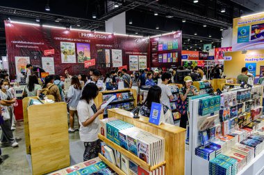 2025 yılında QSNCC 'de düzenlenen Kitap Fuarı' nda yerel halk ve ziyaretçiler alışveriş yapmaktan ve her türlü etkinliğe katılmaktan zevk alır. Bangkok, Tayland. - 13 Ekim 2025.
