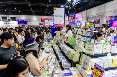 2025 yılında QSNCC 'de düzenlenen Kitap Fuarı' nda yerel halk ve ziyaretçiler alışveriş yapmaktan ve her türlü etkinliğe katılmaktan zevk alır. Bangkok, Tayland. - 13 Ekim 2025.