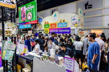 2025 yılında QSNCC 'de düzenlenen Kitap Fuarı' nda yerel halk ve ziyaretçiler alışveriş yapmaktan ve her türlü etkinliğe katılmaktan zevk alır. Bangkok, Tayland. - 13 Ekim 2025.