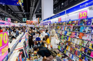 2025 yılında QSNCC 'de düzenlenen Kitap Fuarı' nda yerel halk ve ziyaretçiler alışveriş yapmaktan ve her türlü etkinliğe katılmaktan zevk alır. Bangkok, Tayland. - 13 Ekim 2025.