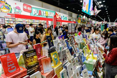 2025 yılında QSNCC 'de düzenlenen Kitap Fuarı' nda yerel halk ve ziyaretçiler alışveriş yapmaktan ve her türlü etkinliğe katılmaktan zevk alır. Bangkok, Tayland. - 13 Ekim 2025.