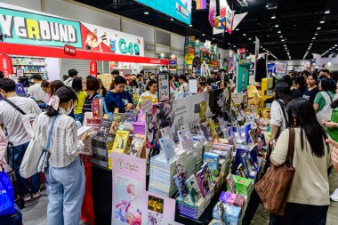 2025 yılında QSNCC 'de düzenlenen Kitap Fuarı' nda yerel halk ve ziyaretçiler alışveriş yapmaktan ve her türlü etkinliğe katılmaktan zevk alır. Bangkok, Tayland. - 13 Ekim 2025.