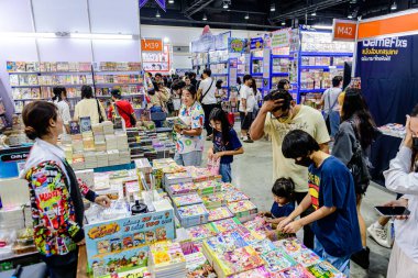 2025 yılında QSNCC 'de düzenlenen Kitap Fuarı' nda yerel halk ve ziyaretçiler alışveriş yapmaktan ve her türlü etkinliğe katılmaktan zevk alır. Bangkok, Tayland. - 13 Ekim 2025.