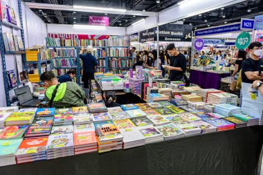 2025 yılında QSNCC 'de düzenlenen Kitap Fuarı' nda yerel halk ve ziyaretçiler alışveriş yapmaktan ve her türlü etkinliğe katılmaktan zevk alır. Bangkok, Tayland. - 13 Ekim 2025.