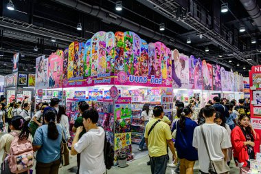 2025 yılında QSNCC 'de düzenlenen Kitap Fuarı' nda yerel halk ve ziyaretçiler alışveriş yapmaktan ve her türlü etkinliğe katılmaktan zevk alır. Bangkok, Tayland. - 13 Ekim 2025.