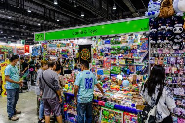 2025 yılında QSNCC 'de düzenlenen Kitap Fuarı' nda yerel halk ve ziyaretçiler alışveriş yapmaktan ve her türlü etkinliğe katılmaktan zevk alır. Bangkok, Tayland. - 13 Ekim 2025.