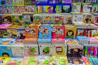 2025 yılında QSNCC 'de düzenlenen Kitap Fuarı' nda yerel halk ve ziyaretçiler alışveriş yapmaktan ve her türlü etkinliğe katılmaktan zevk alır. Bangkok, Tayland. - 13 Ekim 2025.