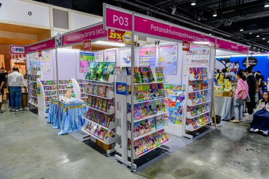 2025 yılında QSNCC 'de düzenlenen Kitap Fuarı' nda yerel halk ve ziyaretçiler alışveriş yapmaktan ve her türlü etkinliğe katılmaktan zevk alır. Bangkok, Tayland. - 13 Ekim 2025.