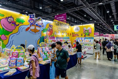 2025 yılında QSNCC 'de düzenlenen Kitap Fuarı' nda yerel halk ve ziyaretçiler alışveriş yapmaktan ve her türlü etkinliğe katılmaktan zevk alır. Bangkok, Tayland. - 13 Ekim 2025.