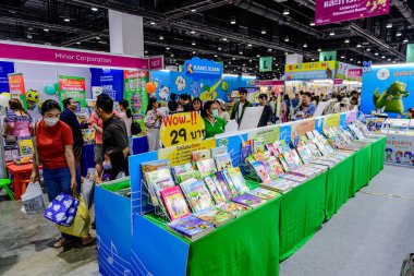 2025 yılında QSNCC 'de düzenlenen Kitap Fuarı' nda yerel halk ve ziyaretçiler alışveriş yapmaktan ve her türlü etkinliğe katılmaktan zevk alır. Bangkok, Tayland. - 13 Ekim 2025.