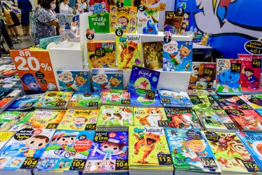 2025 yılında QSNCC 'de düzenlenen Kitap Fuarı' nda yerel halk ve ziyaretçiler alışveriş yapmaktan ve her türlü etkinliğe katılmaktan zevk alır. Bangkok, Tayland. - 13 Ekim 2025.