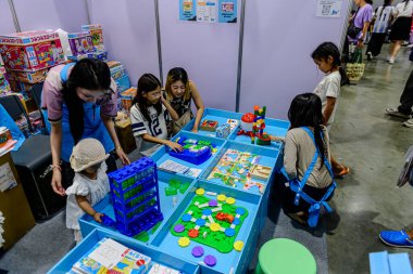 2025 yılında QSNCC 'de düzenlenen Kitap Fuarı' nda yerel halk ve ziyaretçiler alışveriş yapmaktan ve her türlü etkinliğe katılmaktan zevk alır. Bangkok, Tayland. - 13 Ekim 2025.