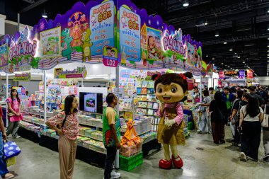 2025 yılında QSNCC 'de düzenlenen Kitap Fuarı' nda yerel halk ve ziyaretçiler alışveriş yapmaktan ve her türlü etkinliğe katılmaktan zevk alır. Bangkok, Tayland. - 13 Ekim 2025.