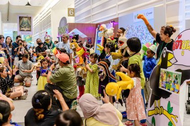 2025 yılında QSNCC 'de düzenlenen Kitap Fuarı' nda yerel halk ve ziyaretçiler alışveriş yapmaktan ve her türlü etkinliğe katılmaktan zevk alır. Bangkok, Tayland. - 13 Ekim 2025.