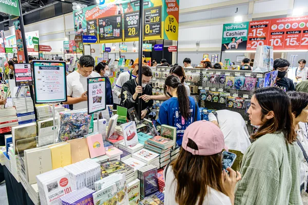 2025 yılında QSNCC 'de düzenlenen Kitap Fuarı' nda yerel halk ve ziyaretçiler alışveriş yapmaktan ve her türlü etkinliğe katılmaktan zevk alır. Bangkok, Tayland. - 13 Ekim 2025.