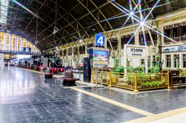 Bangkok 'taki Hua Lampong' daki geleneksel tren istasyonunun manzarası. Halen yerel ve turistler için bazı güzergahlarda faaliyet göstermektedir. Bangkok, Tayland. - 23 Ekim 2025.