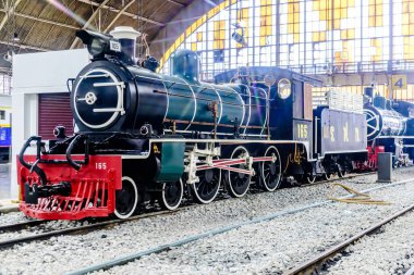 Bangkok 'taki Hua Lampong' daki geleneksel tren istasyonunun manzarası. Halen yerel ve turistler için bazı güzergahlarda faaliyet göstermektedir. Bangkok, Tayland. - 23 Ekim 2025.