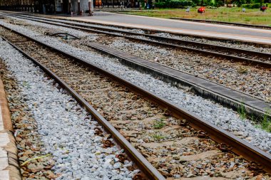 Bangkok 'taki Hua Lampong' daki geleneksel tren istasyonunun manzarası. Halen yerel ve turistler için bazı güzergahlarda faaliyet göstermektedir. Bangkok, Tayland. - 23 Ekim 2025.