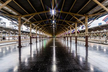 Bangkok 'taki Hua Lampong' daki geleneksel tren istasyonunun manzarası. Halen yerel ve turistler için bazı güzergahlarda faaliyet göstermektedir. Bangkok, Tayland. - 23 Ekim 2025.