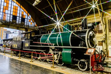 Bangkok 'taki Hua Lampong' daki geleneksel tren istasyonunun manzarası. Halen yerel ve turistler için bazı güzergahlarda faaliyet göstermektedir. Bangkok, Tayland. - 23 Ekim 2025.