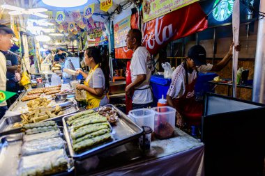 Çin Mahallesi 'ndeki Yaowarat Yolu' nda Vejetaryen Festivali. Yerel halk ve turistler bu bölgede mutlu mesut eğleniyorlar. Bangkok, Tayland - 23 Ekim 2025.