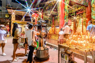 Çin Mahallesi 'ndeki Yaowarat Yolu' nda Vejetaryen Festivali. Yerel halk ve turistler dilekleri için Çin tapınağına dua etmeye gelirler. Bangkok, Tayland - 23 Ekim 2025.