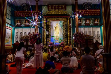 Çin Mahallesi 'ndeki Yaowarat Yolu' nda Vejetaryen Festivali. Yerel halk ve turistler dilekleri için Çin tapınağına dua etmeye gelirler. Bangkok, Tayland - 23 Ekim 2025.