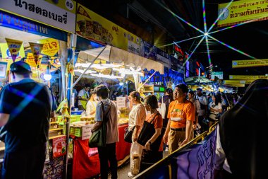 Çin Mahallesi 'ndeki Yaowarat Yolu' nda Vejetaryen Festivali. Yerel halk ve turistler bu bölgede mutlu mesut eğleniyorlar. Bangkok, Tayland - 23 Ekim 2025.