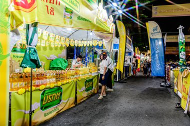 Çin Mahallesi 'ndeki Yaowarat Yolu' nda Vejetaryen Festivali. Yerel halk ve turistler bu bölgede mutlu mesut eğleniyorlar. Bangkok, Tayland - 23 Ekim 2025.