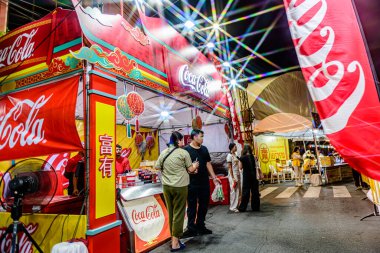 Çin Mahallesi 'ndeki Yaowarat Yolu' nda Vejetaryen Festivali. Yerel halk ve turistler bu bölgede mutlu mesut eğleniyorlar. Bangkok, Tayland - 23 Ekim 2025.