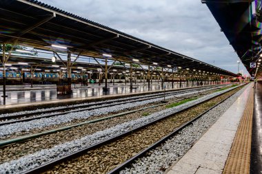 Bangkok 'taki Hua Lampong' daki geleneksel tren istasyonunun manzarası. Halen yerel ve turistler için bazı güzergahlarda faaliyet göstermektedir. Bangkok, Tayland. - 23 Ekim 2025.