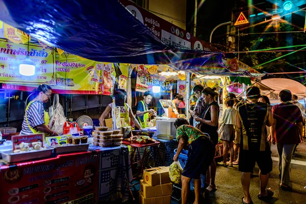 Çin Mahallesi 'ndeki Yaowarat Yolu' nda Vejetaryen Festivali. Yerel halk ve turistler bu bölgede mutlu mesut eğleniyorlar. Bangkok, Tayland - 23 Ekim 2025.