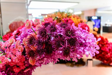 Central Chidlom 'daki alışveriş merkezinde bir demet çiçek süslemesi. Arka plan dokusunda güzel çiçeklerin çeşitleri var. Fotoğraf seçici bir odak ile çekildi, bazı kısımlar bulanık efektler.