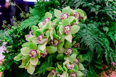 Central Chidlom 'daki alışveriş merkezinde bir demet çiçek süslemesi. Arka plan dokusunda güzel çiçeklerin çeşitleri var. Fotoğraf seçici bir odak ile çekildi, bazı kısımlar bulanık efektler.