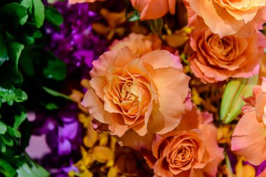 Central Chidlom 'daki alışveriş merkezinde bir demet çiçek süslemesi. Arka plan dokusunda güzel çiçeklerin çeşitleri var. Fotoğraf seçici bir odak ile çekildi, bazı kısımlar bulanık efektler.