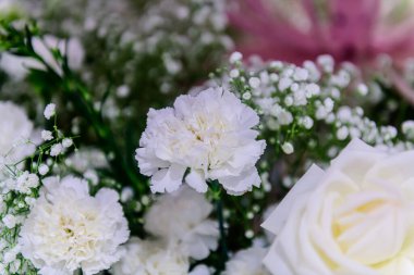 Central Chidlom 'daki alışveriş merkezinde bir demet çiçek süslemesi. Arka plan dokusunda güzel çiçeklerin çeşitleri var. Fotoğraf seçici bir odak ile çekildi, bazı kısımlar bulanık efektler.