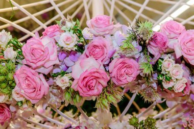 Central Chidlom 'daki alışveriş merkezinde bir demet çiçek süslemesi. Arka plan dokusunda güzel çiçeklerin çeşitleri var. Fotoğraf seçici bir odak ile çekildi, bazı kısımlar bulanık efektler.