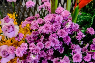 Central Chidlom 'daki alışveriş merkezinde bir demet çiçek süslemesi. Arka plan dokusunda güzel çiçeklerin çeşitleri var. Fotoğraf seçici bir odak ile çekildi, bazı kısımlar bulanık efektler.