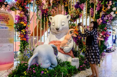 Çiçekler Central Chidlom 78. yıldönümünde 24-28 Ekim tarihlerinde güncel olayı gösteriyor. Bangkok, Tayland. - 24 Ekim 2025.